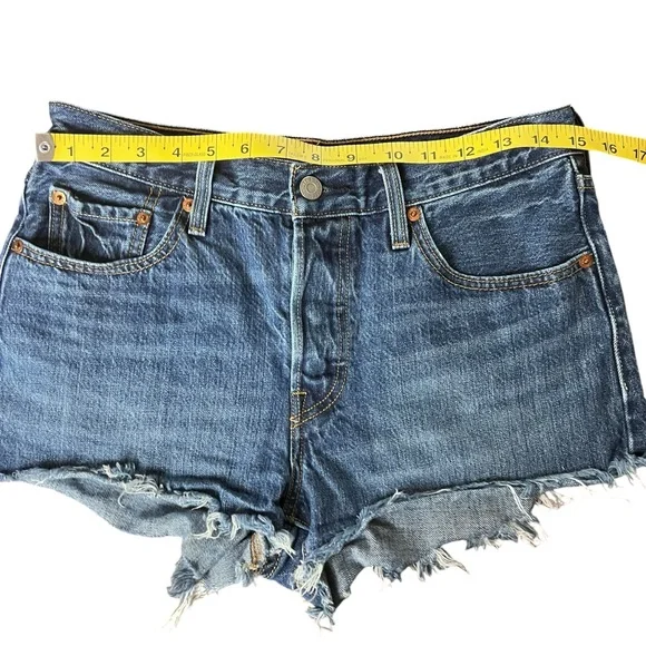 Levi’s 501 Original Fit High Rise Women’s Shorts Size 28 Medium Wash - Picture 7 of 12